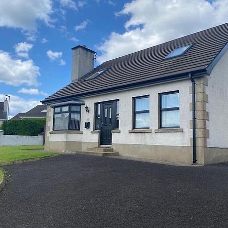 Holiday Home In Ballycastle - Fainne Na Cairde Bagian luar foto