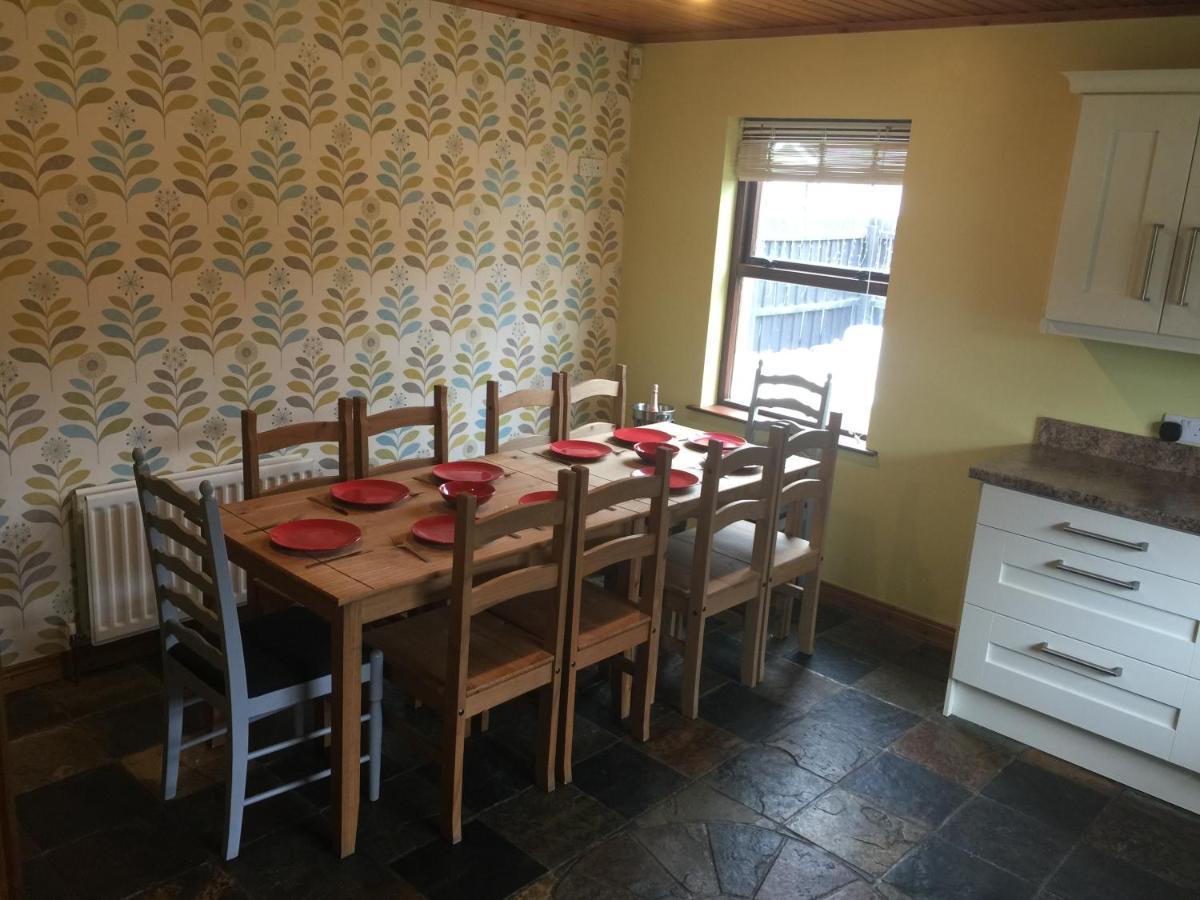 Holiday Home In Ballycastle - Fainne Na Cairde Bagian luar foto