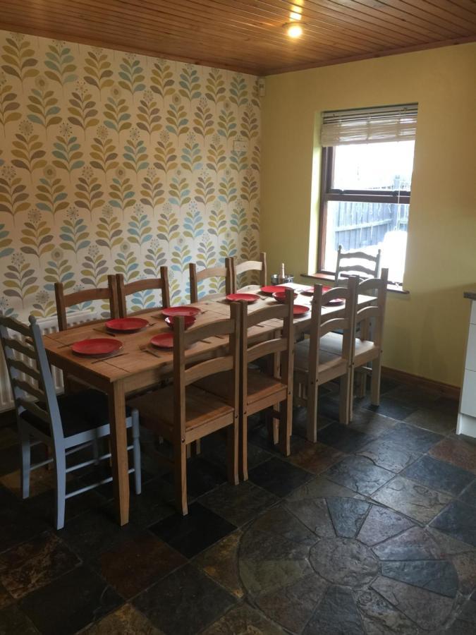 Holiday Home In Ballycastle - Fainne Na Cairde Bagian luar foto